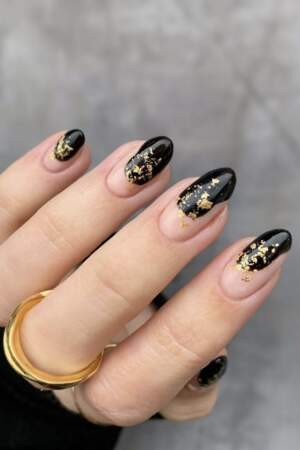Un nail art 'noir et doré'