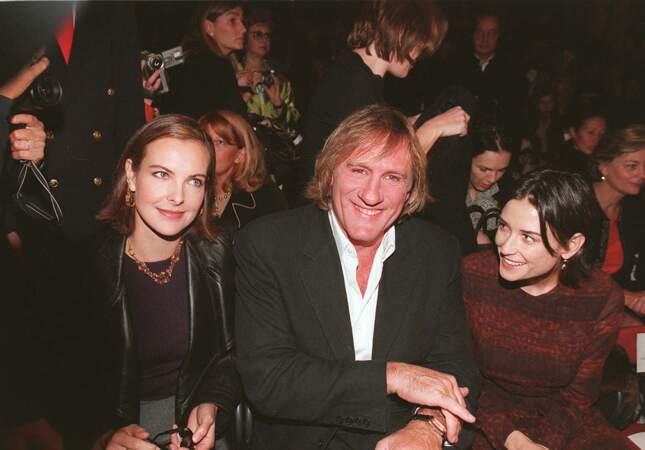 Ils sont resté ensemble jusqu'en 2005. Carole Bouquet et Gérard Depardieu, aux côtés de Demi Moore, lors du défilé de mode Chanel, à Paris, en 1998.