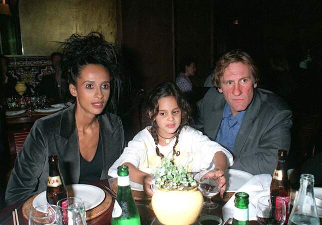 Gérard Depardieu, Karine Silla et leur fille Roxane, lors d'un dîner, en octobre 1996.