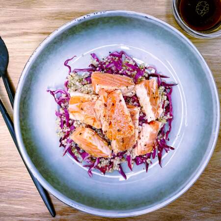 Tataki de saumon écossais Label Rouge, salade de quinoa et chou rouge sauce ponzu