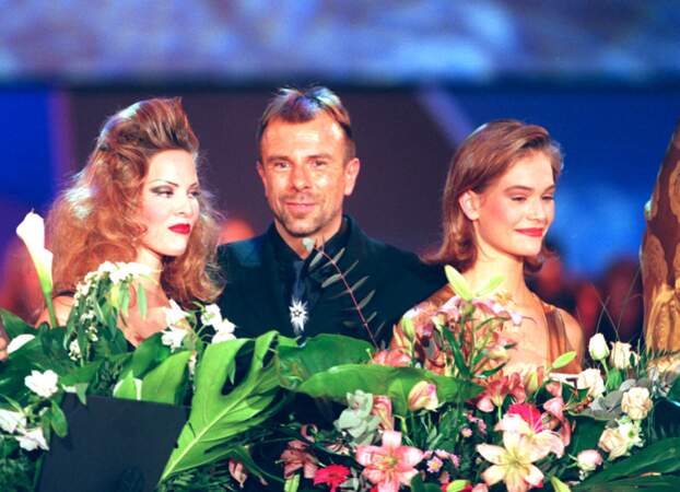 Thierry Mugler à la fin de son défilé de mode, à Berlin, le 20 novembre 1994.