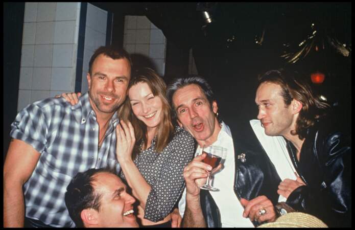 Thierry Mugler, Carla Bruni, Obzek et Vincent Perez, lors d'une soirée aux Bains-Douches, le 17 décembre 1993.