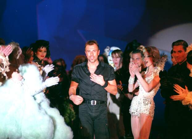 Thierry Mugler lors de son défilé de mode, à Berlin, le 20 novembre 1994.