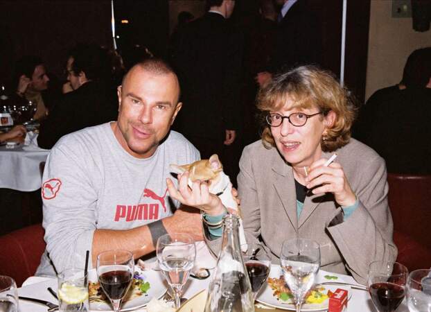 Thierry Mugler et Anémone lors d'un dîner au restaurant L'étoile à Paris, le 23 janvier 2002.