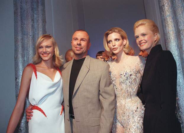 Thierry Mugler et Nadja Auermann lors de la collection haute couture, printemps/été 1998, le 17 janvier 1998.