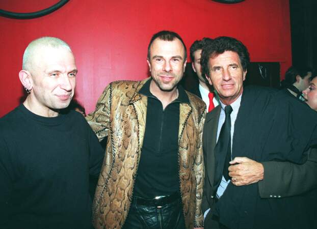 Thierry Mugler, en compagnie de Jean-Paul Gaultier et de Jack Lang, en backstage de son défilé de mode prêt-à-porter, automne/hiver 1995-1996, le 15 mars 1995.