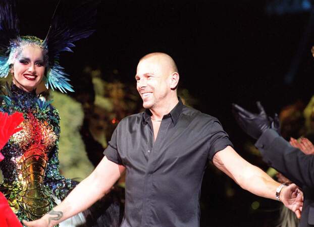 Thierry Mugler lors du défilé haute couture, automne/hiver 1997-1998, à Paris, le 11 juillet 1997.