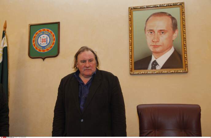 Gérard Depardieu devant un portrait de Vladimir Poutine