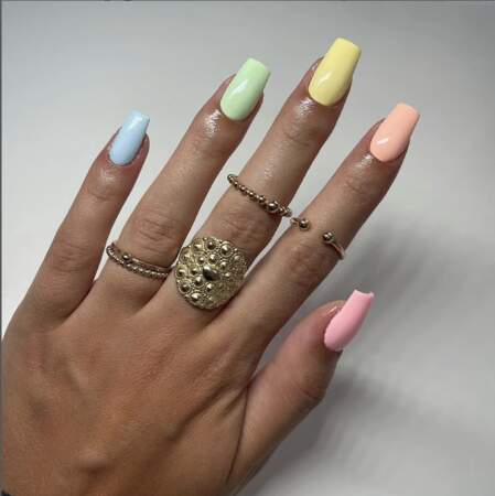 Des ongles multicolores pastels