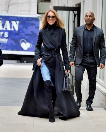 Céline Dion en manteau long noir et cuissardes