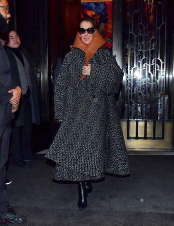 Céline Dion avec un manteau surdimensionné