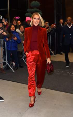 Céline Dion en total look rouge satin et velour