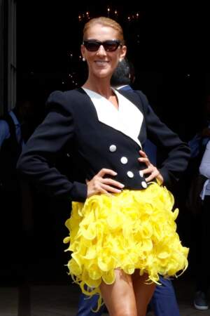 Céline Dion en jupe jaune fluo 
