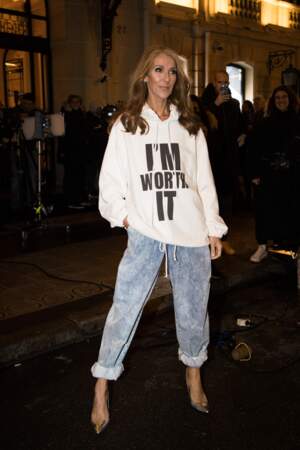 Céline Dion porte un sweat blanc à capuche avec l'inscription "I'M WORTH IT" (Je le vaux bien) 