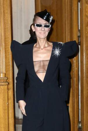 Céline Dion en robe noire échancrée
