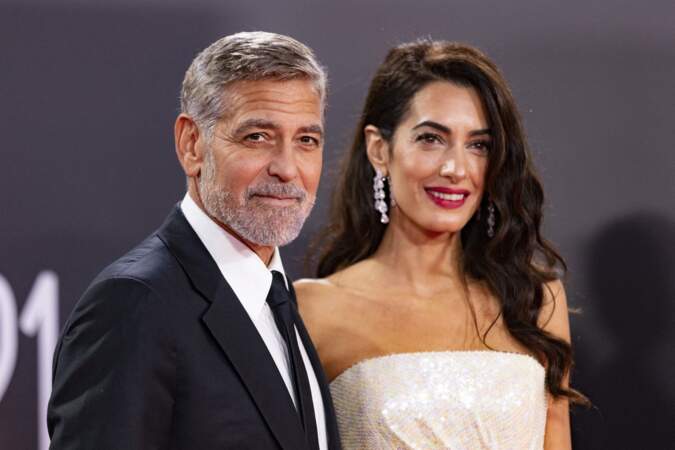 ... George Clooney est né le 6 mai 1961 (17 ans d'écart).