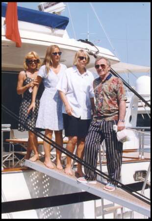 Charles Aznavour, avec ses filles Seda et Katia, et sa femme Ulla Thorsell sur leur bateau, en 1993.