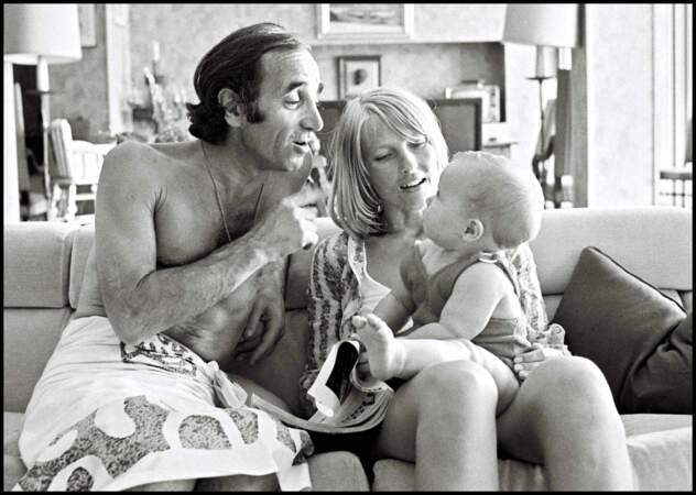 Charles Aznavour avec sa femme Ulla Thorsell et leur fille Katia, en juillet 1970, à Saint-Tropez.