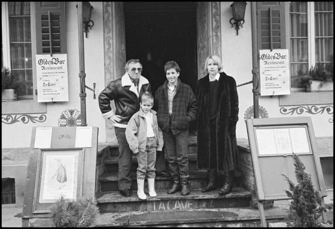 Charles Aznavour avec sa femme Ulla Thorsell et leurs enfants Mischa et Nicolas, à Gstaad, le 21 février 1985.