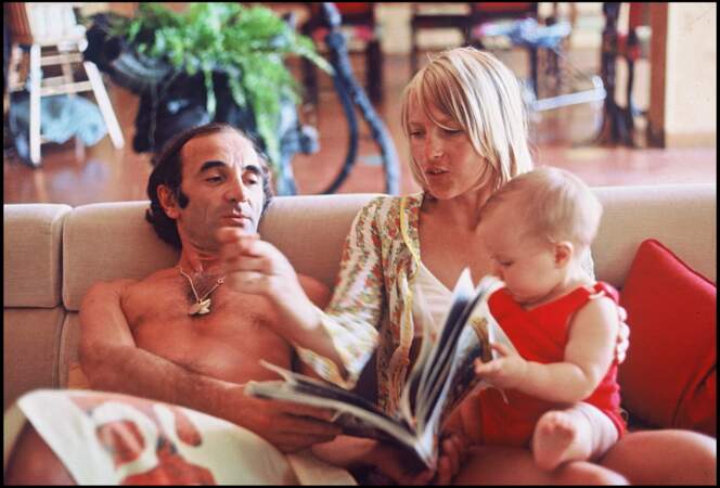 Charles Aznavour avec sa femme Ulla Thorsell et leur fille Katia, en juillet 1970.
