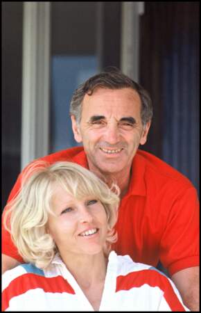 Charles Aznavour avec sa femme Ulla Thorsell, à Saint-Tropez, le 26 juillet 1982.