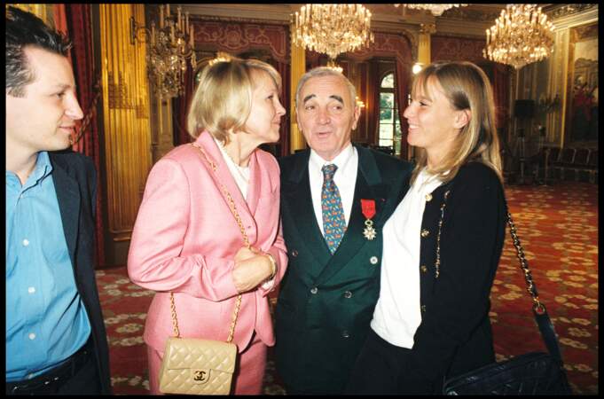 Charles Aznavour avec sa femme Ulla Thorsell, et leurs enfants Katia et Mischa, lors de la remise de la légion d'honneur, à l'Élysée, le 10 septembre 1997.