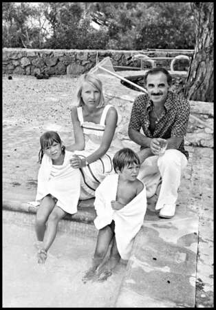 Charles Aznavour avec sa femme Ulla Thorsell et leurs enfants Katia et Mischa, en vacances à Saint-Tropez, en août 1975.