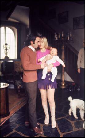 Charles Aznavour avec sa femme Ulla Thorsell et leur dernier né, Nicolas, né en 1977, à Saint-Tropez, le 1er mai 1978.