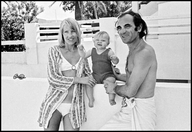 Charles Aznavour avec sa femme Ulla Thorsell et leur fille Katia (née en octobre 1969) en juillet 1970.