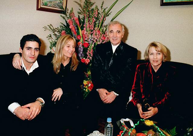 Charles Aznavour avec sa femme Ulla, sa fille Katia et son ami, dans les loges du Palais des Congrès, le 4 novembre 1997.