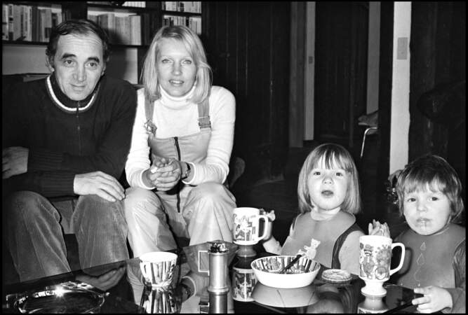 Charles Aznavour avec sa femme Ulla Thorsell et leurs enfants Katia et Mischa, en vacances d'hiver, le 23 janvier 1976.