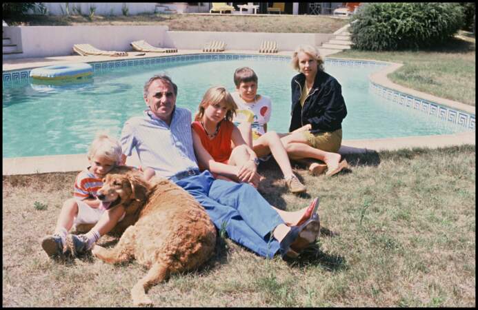 Charles Aznavour avec sa femme Ulla Thorsell et leurs enfants Katia, Mischa et Nicolas, à Saint-Tropez, le 26 juillet 1982.