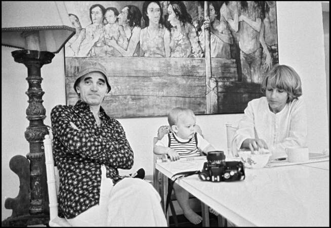 Charles Aznavour avec sa femme Ulla Thorsell et leur fils Nicolas, le 24 juin 1978.