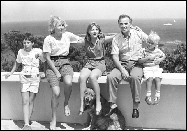 Charles Aznavour avec sa femme Ulla Thorsell et leurs enfants Katia, Mischa et Nicolas, à Saint-Tropez, le 26 juillet 1982.