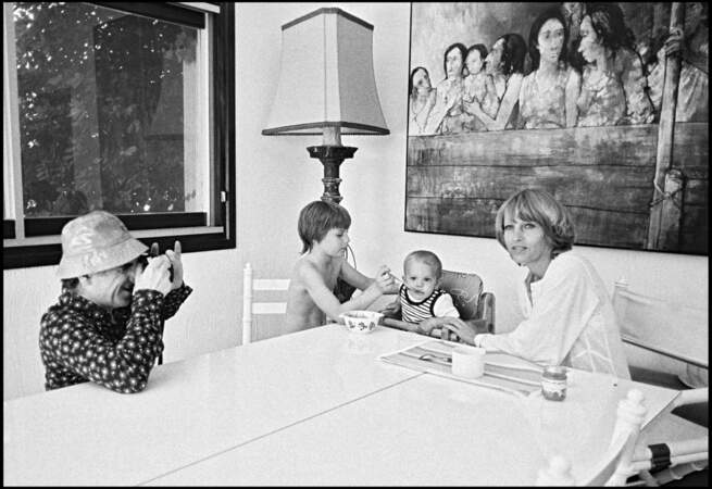 Charles Aznavour avec sa femme Ulla Thorsell et leurs fils Mischa et Nicolas, le 24 juin 1978.