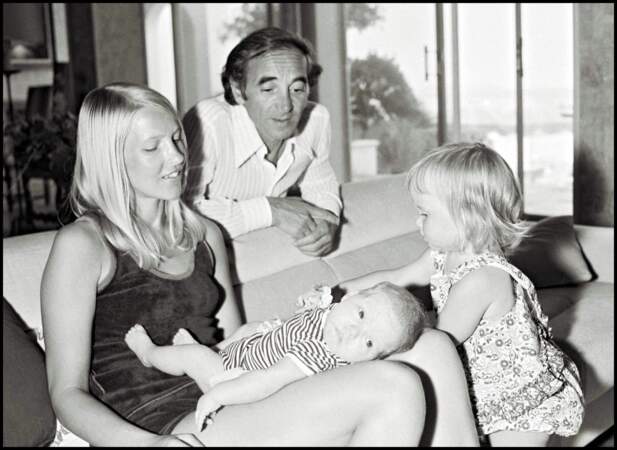 Charles Aznavour avec sa femme Ulla Thorsell et leurs enfants Katia et Mischa (né en 1971), en vacances à Saint-Tropez, en juillet 1972.