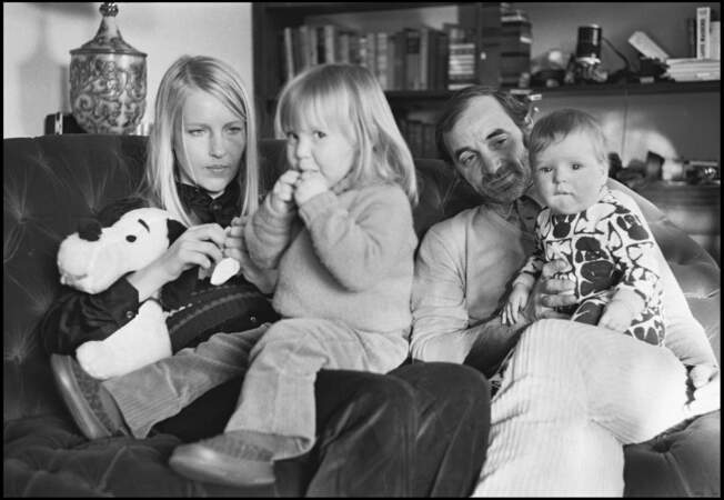Charles Aznavour avec sa femme Ulla Thorsell et leurs enfants Katia et Mischa dans leur chalet à Gstaad en 1973.