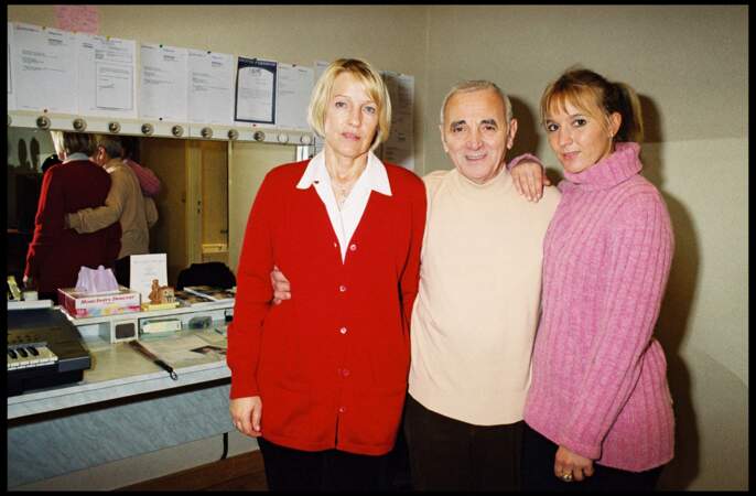 Charles Aznavour avec sa femme Ulla, et leur fille Katia, dans les loges du Palais des Congrès, le 18 décembre 2000.