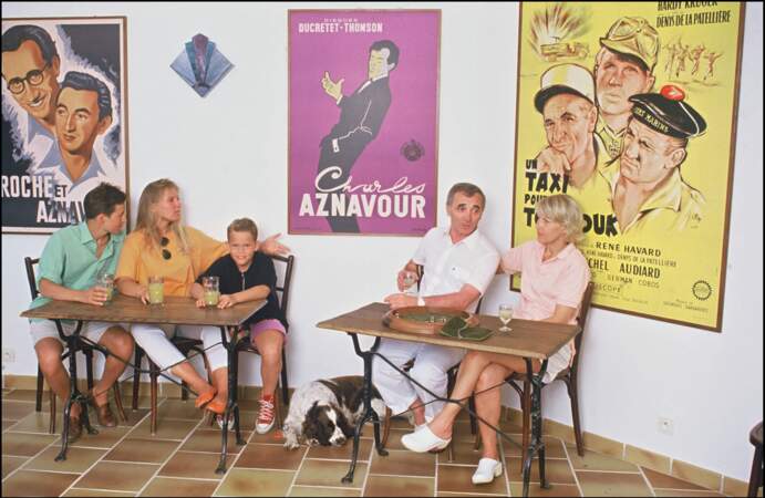 Charles Aznavour avec sa femme Ulla Thorsell et leurs enfants Katia, Mischa et Nicolas, le 9 novembre 1987.
