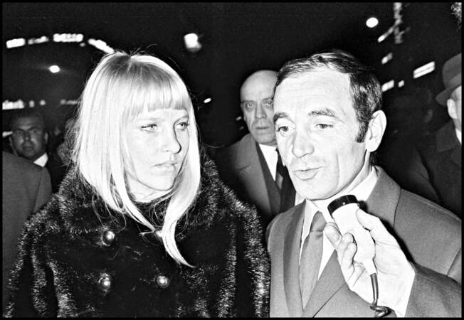 Charles Aznavour et sa femme Ulla Thorsell à la première du film "Les demoiselles de Rochefort", en mars 1967, à Paris. Le couple s'est marié civilement à Las Vegas, le 11 janvier 1967.