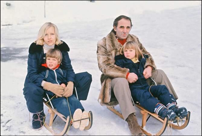 Charles Aznavour avec sa femme Ulla Thorsell et leurs enfants Katia et Mischa, en vacances d'hiver, le 23 janvier 1976.