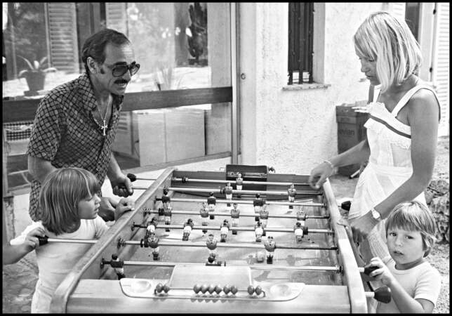 Charles Aznavour avec sa femme Ulla Thorsell et leurs enfants Katia et Mischa, en vacances à Saint-Tropez, en août 1975.