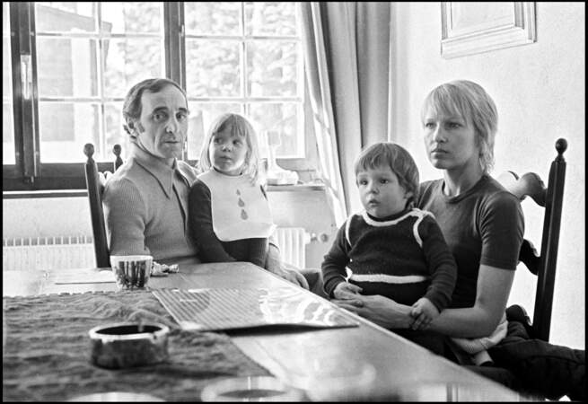 Charles Aznavour avec sa femme Ulla Thorsell et leurs enfants Katia et Mischa en 1975.