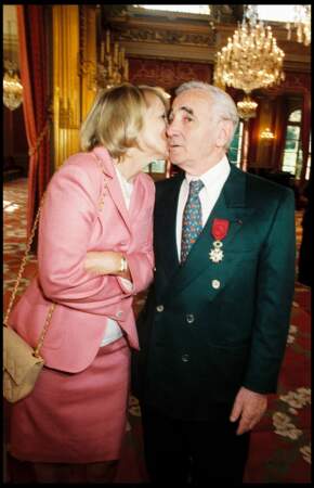 Charles Aznavour avec sa femme Ulla Thorsell lors de la remise de la légion d'honneur, à l'Élysée, le 10 septembre 1997.