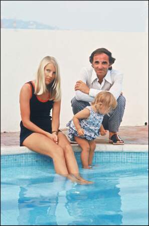 Charles Aznavour avec sa femme Ulla Thorsell et leur fille Katia, à Saint-Tropez, l'été 1972.