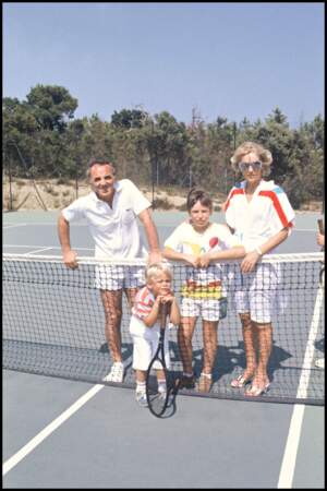 Charles Aznavour avec sa femme Ulla Thorsell et leurs enfants Katia, Mischa et Nicolas, en vacances à Saint-Tropez, le 26 juillet 1982.