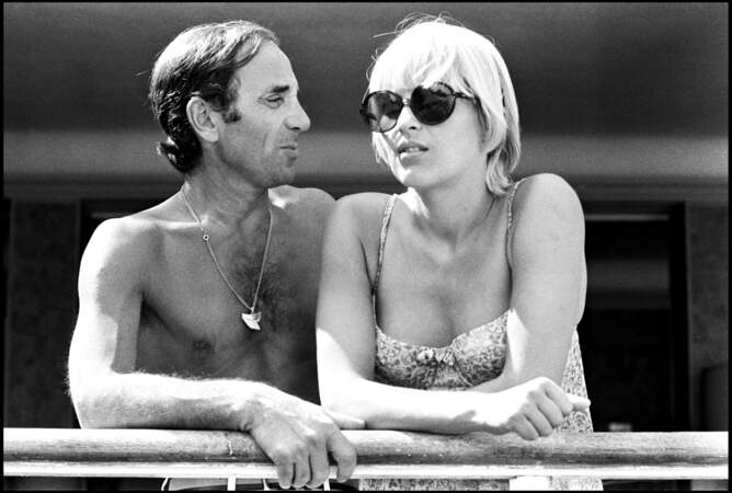 Charles Aznavour avec sa femme Ulla Thorsell, à Saint-Tropez, l'été 1972.