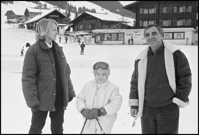 Charles Aznavour avec sa femme Ulla Thorsell et leur fils Nicolas, à Saint-Tropez, le 21 février 1985.