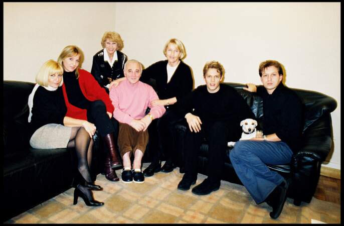 Charles Aznavour en famille, avec sa femme Ulla, ses filles Seda et Katia, sa sœur Aida, ses fils Nicolas et Mischa, dans les loges du Palais des Congrès, le 18 décembre 2000.