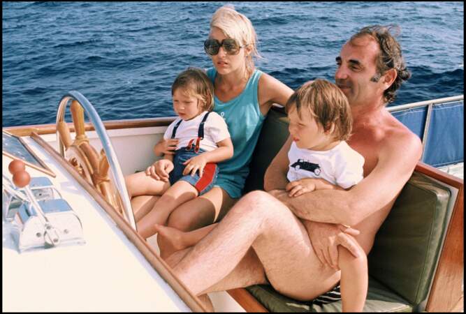 Charles Aznavour avec sa femme Ulla Thorsell et leurs enfants Katia et Mischa, en vacances à Saint-Tropez, le 1er mai 1978.